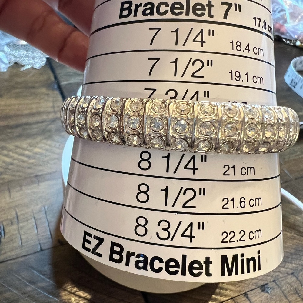 ❤️🌈💋Elegant Silver-Toned Bangle Bracelet - Picture 5 of 5